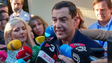 El candidato del PP andaluz a la reelección, Juanma Moreno, atiende a los medios a su llegada a la sede del PP en Sevilla para seguir los resultados electorales. El candidato del PP andaluz a la reelección, Juanma Moreno, atiende a los medios a su llegada a la sede del PP en Sevilla para seguir los resultados electorales.