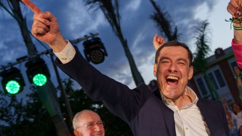 El presidente del PP-A y candidato a la reelecci&oacute;n de la Presidencia de la Junta, Juanma Moreno, celebra el fin de fiesta tras el mitin de cierre de campa&ntilde;a celebrado en M&aacute;laga. A 15 de mayo de 2026 en M&aacute;laga (Andaluc&iacute;a, Espa&ntilde;a). El Paseo Antonio Banderas, frente a la sede de la Diputaci&oacute;n malague&ntilde;a, ha sido el lugar elegido para el mitin de cierre de campa&ntilde;a de Moreno que ha estado acompa&ntilde;ado por el vicesecretario de Coordinaci&oacute;n Auton&oacute;mica y Municipal y An&aacute;lisis Electoral del PP, El&iacute;as Bend...