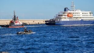 El 'MV Hondius' llega al puerto de Rotterdam, donde cumplir&aacute;n cuarentena sus 27 ocupantes