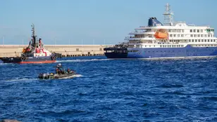 El 'MV Hondius' llega al puerto de Rotterdam, donde cumplirán cuarentena sus 27 ocupantes