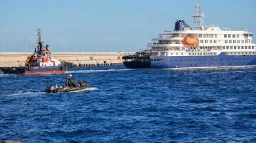 El 'MV Hondius' llega al puerto de Rotterdam, donde cumplir&aacute;n cuarentena sus 27 ocupantes