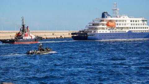 El 'MV Hondius' llega al puerto de Rotterdam, donde cumplir&aacute;n cuarentena sus 27 ocupantes