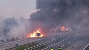 Un incendio en dos camiones obliga a cortar la AP-7 en Barcelona