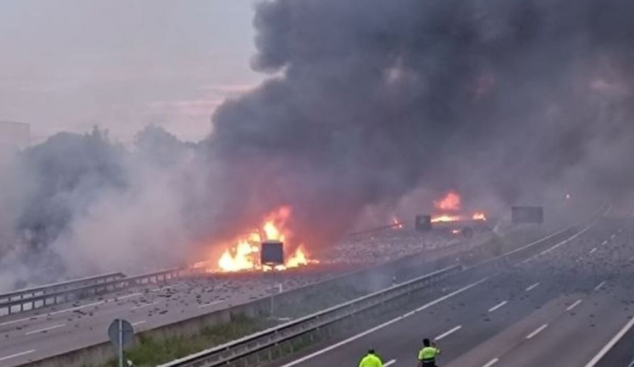 Un incendio en dos camiones obliga a cortar la AP-7 en Barcelona