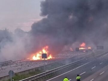 Un incendio en dos camiones obliga a cortar la AP-7 en Barcelona