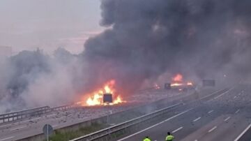 Un incendio en dos camiones obliga a cortar la AP-7 en Barcelona