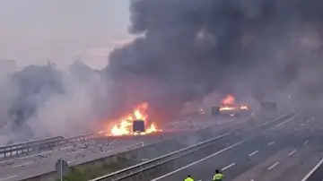 Un incendio en dos camiones obliga a cortar la AP-7 en Barcelona Un incendio en dos camiones obliga a cortar la AP-7 en Barcelona
