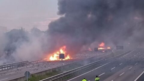 Un incendio en dos camiones obliga a cortar la AP-7 en Barcelona