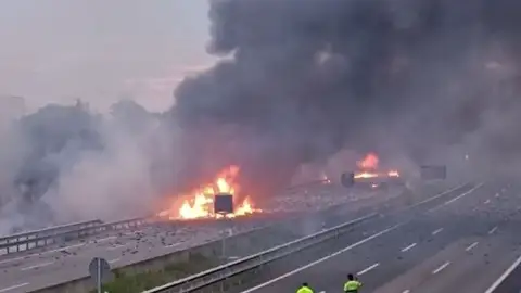 Un incendio en dos camiones obliga a cortar la AP-7 en Barcelona Un incendio en dos camiones obliga a cortar la AP-7 en Barcelona