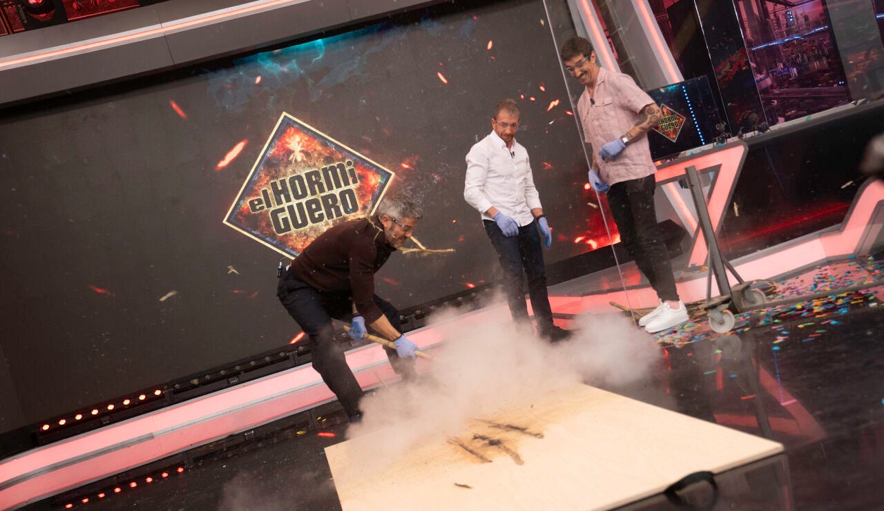 La impresionante fuerza de Roberto Leal: se lleva un susto con las ca&ntilde;as de az&uacute;car explosivas en El Hormiguero