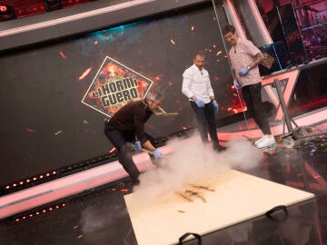La impresionante fuerza de Roberto Leal: se lleva un susto con las ca&ntilde;as de az&uacute;car explosivas en El Hormiguero