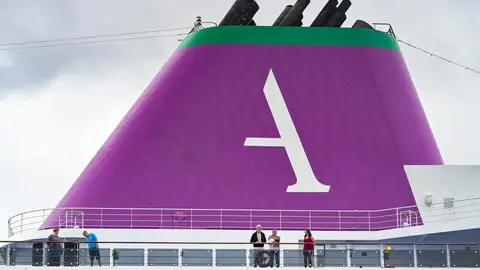 El crucero 'Ambition' atraca en Bilbao El crucero 'Ambition' atraca en Bilbao