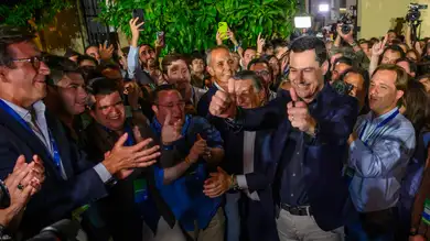 Juanma Moreno se queda a dos escaños de la mayoría absoluta en Andalucía con un batacazo histórico del PSOE Juanma Moreno se queda a dos escaños de la mayoría absoluta en Andalucía con un batacazo histórico del PSOE