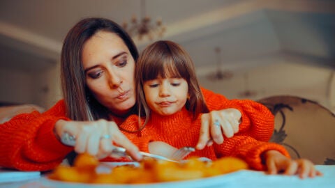 Madre e hija comiendo