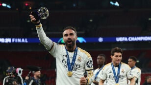 Dani Carvajal, con el trofeo de MVP tras la final de la Champions 2024
