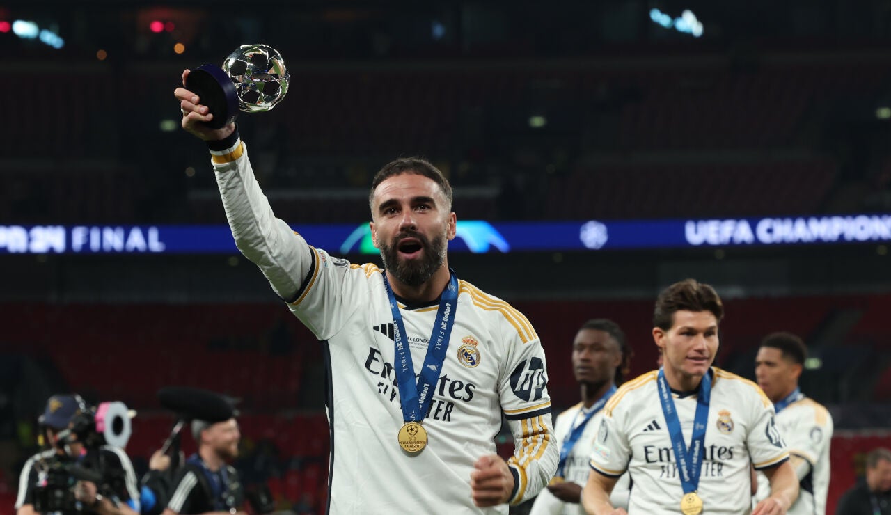 Dani Carvajal, con el trofeo de MVP tras la final de la Champions 2024