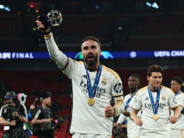 Dani Carvajal, con el trofeo de MVP tras la final de la Champions 2024