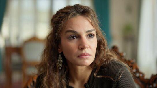 Nare traiciona la confianza de Alya para encubrir la doble vida de Cihan con Mine