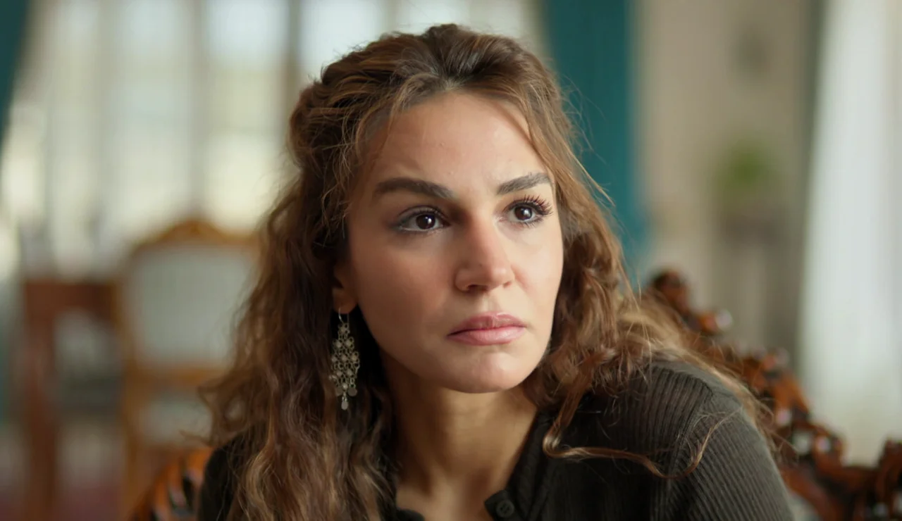 Nare traiciona la confianza de Alya para encubrir la doble vida de Cihan con Mine