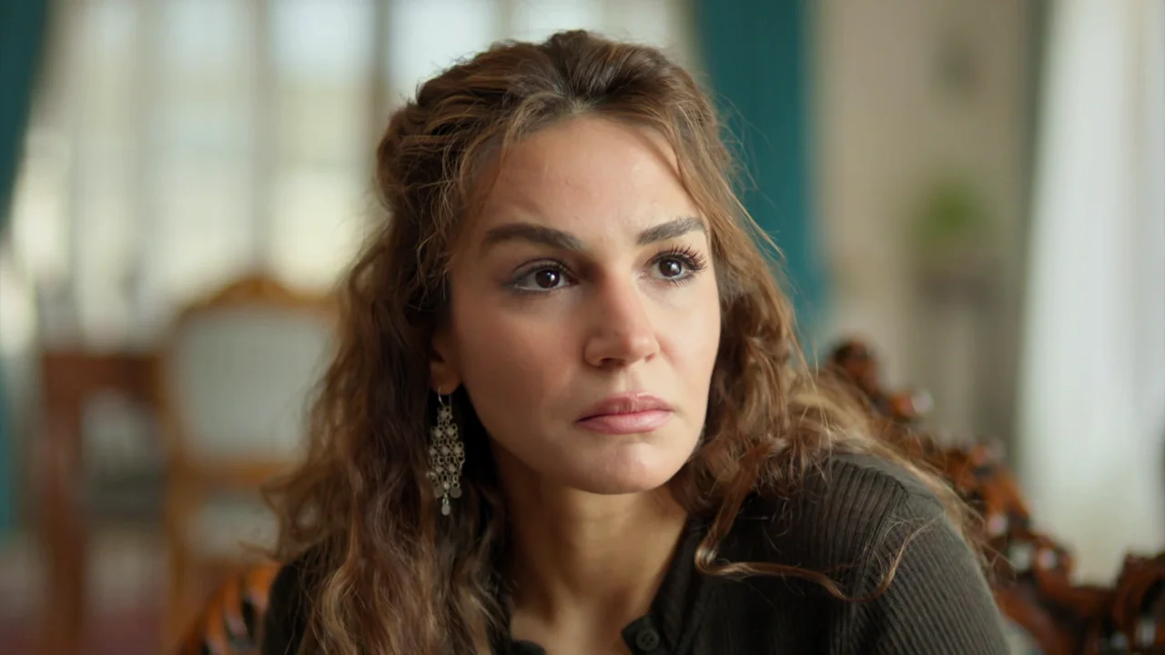 Nare traiciona la confianza de Alya para encubrir la doble vida de Cihan con Mine Nare traiciona la confianza de Alya para encubrir la doble vida de Cihan con Mine