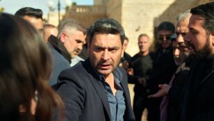 Cihan rescata a Alya en plena revuelta y deja clara su autoridad ante todos