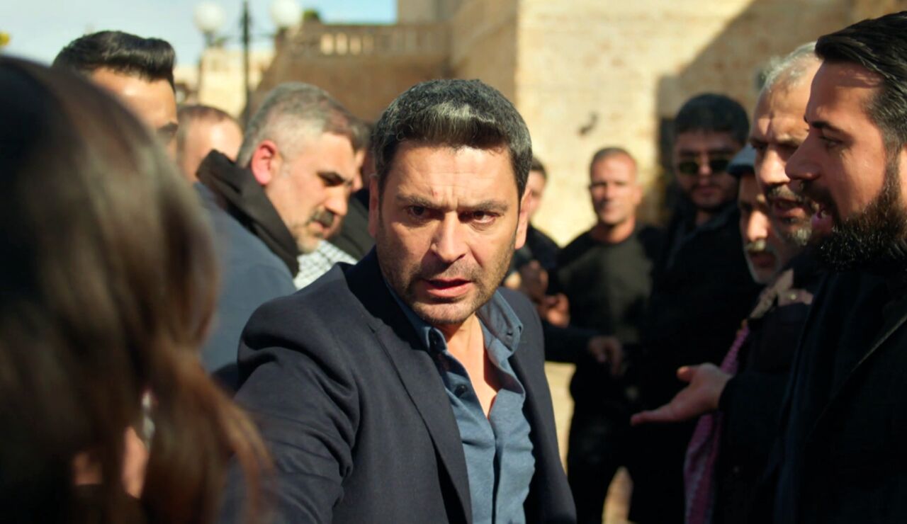 Cihan rescata a Alya en plena revuelta y deja clara su autoridad ante todos