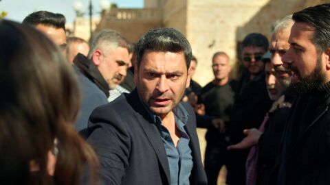 Cihan rescata a Alya en plena revuelta y deja clara su autoridad ante todos
