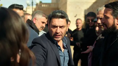 Cihan rescata a Alya en plena revuelta y deja clara su autoridad ante todos Cihan rescata a Alya en plena revuelta y deja clara su autoridad ante todos