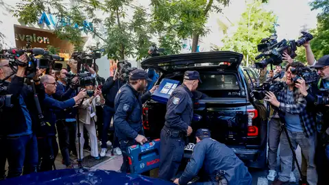 Agentes registran el despacho de Zapatero en Ferraz Agentes registran el despacho de Zapatero en Ferraz