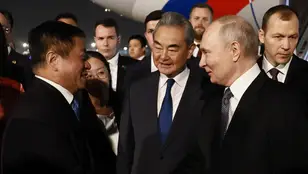El ministro de Asuntos Exteriores de China, Wang Yi y el presidente ruso Vladimir Putin