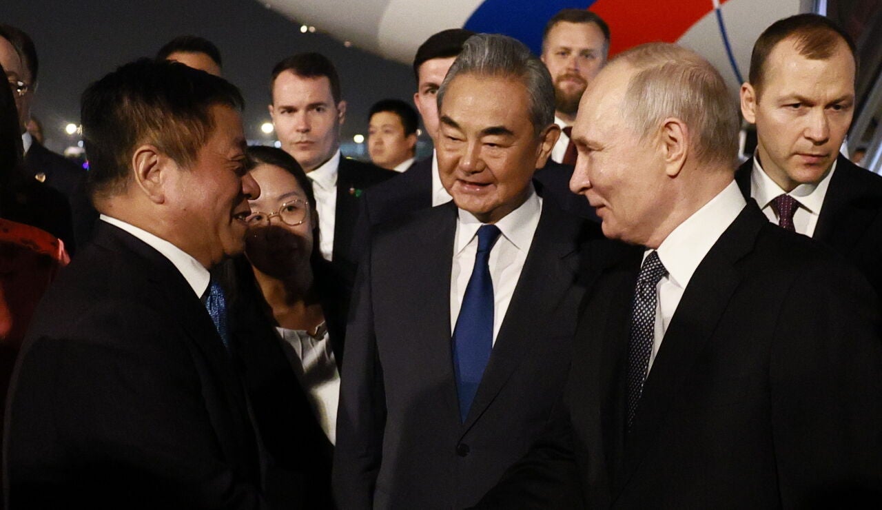El ministro de Asuntos Exteriores de China, Wang Yi y el presidente ruso Vladimir Putin 
