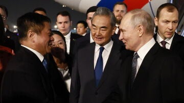 El ministro de Asuntos Exteriores de China, Wang Yi y el presidente ruso Vladimir Putin 