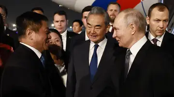 El ministro de Asuntos Exteriores de China, Wang Yi y el presidente ruso Vladimir Putin El ministro de Asuntos Exteriores de China, Wang Yi y el presidente ruso Vladimir Putin