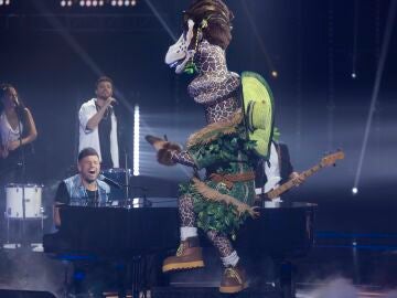 &iexcl;Hist&oacute;rico! Jirafa y Pablo L&oacute;pez paralizan Mask Singer con un dueto que huele a final 