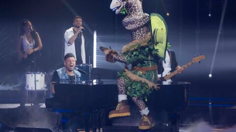 &iexcl;Hist&oacute;rico! Jirafa y Pablo L&oacute;pez paralizan Mask Singer con un dueto que huele a final 