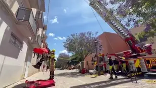 El vídeo de la evacuación a un hombre de más de 200 kilos en Écija