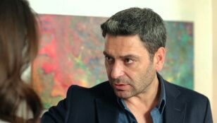  Cihan no puede ocultar su incomodidad al ver a Ugur con Alya