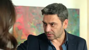 Cihan no puede ocultar su incomodidad al ver a Ugur con Alya