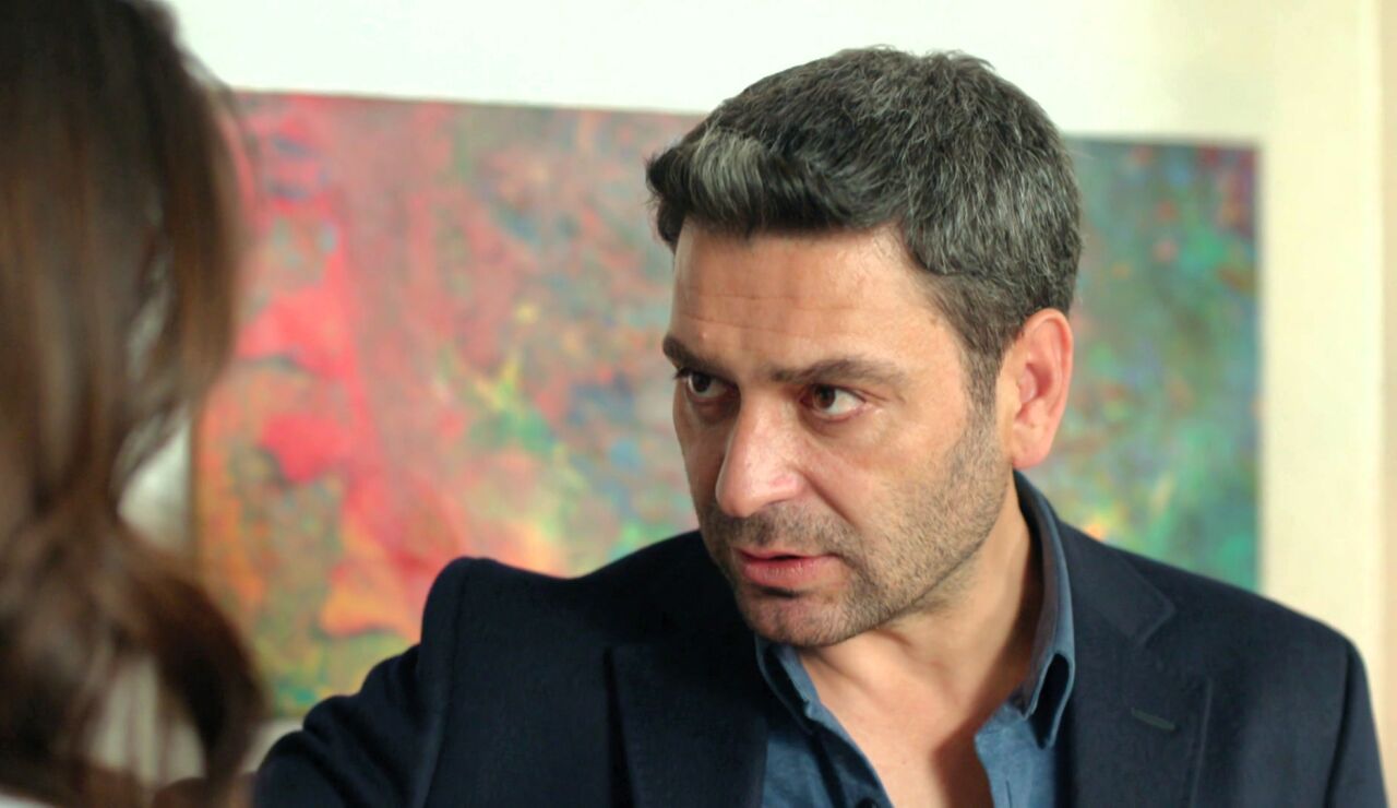  Cihan no puede ocultar su incomodidad al ver a Ugur con Alya