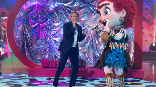 &iexcl;Amor prehist&oacute;rico! Troglodita y Carlos Baute enamoran al plat&oacute; con un dueto de 'Colgando en tus manos' 