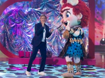 &iexcl;Amor prehist&oacute;rico! Troglodita y Carlos Baute enamoran al plat&oacute; con un dueto de 'Colgando en tus manos' 