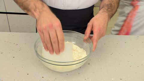 Mezcla con una espátula hasta que se integren bien los ingredientes