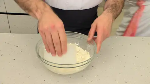 Mezcla con una espátula hasta que se integren bien los ingredientes Mezcla con una espátula hasta que se integren bien los ingredientes