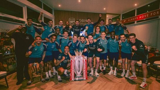 La foto de campeones de la Premier de los futbolistas del Arsenal