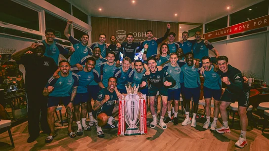La foto de campeones de la Premier de los futbolistas del Arsenal La foto de campeones de la Premier de los futbolistas del Arsenal