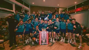 La foto de campeones de la Premier de los futbolistas del Arsenal