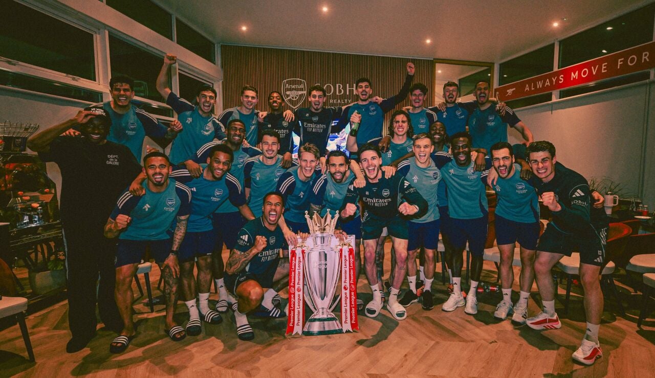 La foto de campeones de la Premier de los futbolistas del Arsenal
