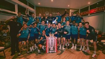 La foto de campeones de la Premier de los futbolistas del Arsenal