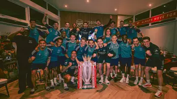 La foto de campeones de la Premier de los futbolistas del Arsenal La foto de campeones de la Premier de los futbolistas del Arsenal