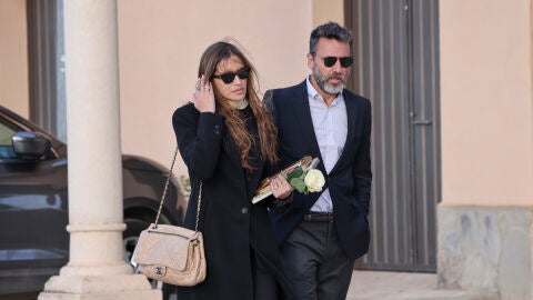 Sara Carbonero y su pareja Jose Luis Cabrera el día del funeral de su madre, Goyi Arévalo